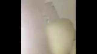 العاهرة التايلاندية تمص وتنيك غريب من حيها