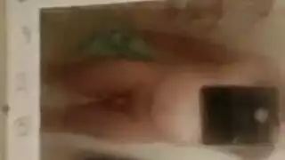 جنس صريح أمام المرآة: طالبة وامرأة ناضجة في مشهد شديد