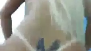شقراء ذات أثداء كبيرة تكشف عن نفسها في مشهد الطعام