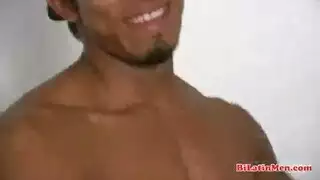 ولد مع ولد ينج بنت يدهنها بالزيت