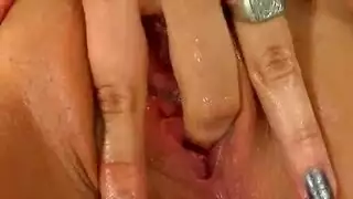 محتوى صريح لمراهقة: حمراء الشعر تخلع ملابسها وتدخل إصبعها في شرجها