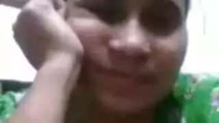 فتاة ناضجة تخلع ملابسها وتدلك بظرها على الأريكة