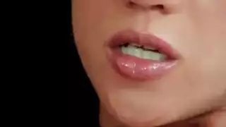 زوجة وقحة تجرب التمثيل الإباحي بركوب قضيب قوي