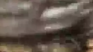 ربة منزل مطيعة تخدم الأقضبة والأفراج في السرير