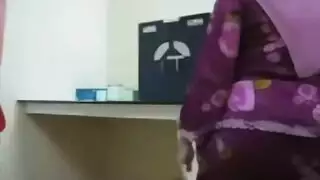 رغبات غير مقدسة: عاهرة مسلمة تأخذ عدة أزواج