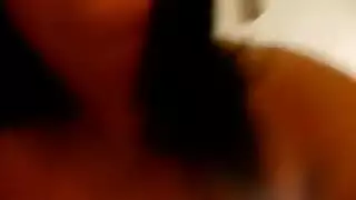 سيدة منحنية تتباهى بثدييها الكبيرين وحلماتها الصلبة قبل الاستمناء