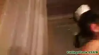 فتاة الكلية تخلع ملابسها لمشهد إباحي صريح