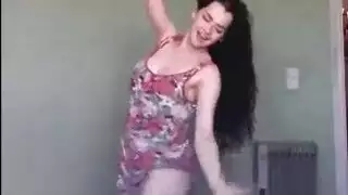 يغمض عين صديقته ويدخل عليها سحاقية