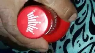 البيرة النحيلة العاهرة يُمسح وجهها نظيفًا ثم تعطي مصًا فوضويًا