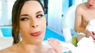 ينك مرات ابي اسمراء با حمام