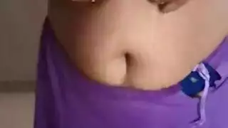 المهووس الهندي الوسيم يتباهى بقضيبه الكبير بسروال داخلي أحمر