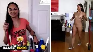جسد فالنتينا السمراء الرطب مستعد للوضع الصابوني
