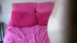 المراهقة النحيفة تكشف عن ثدييها الصغيرين المثيرين في فيلم إباحي صريح