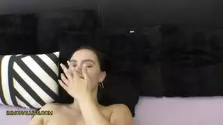 الشرج الخشن يتركها متسعة