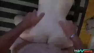 بعد المعرض، تتعرض فرجها المبلول للضرب بقوة