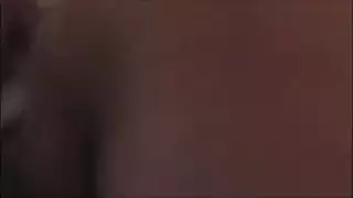 افتح على مصراعيه: لقطة مقربة لكس سمراء هاوية
