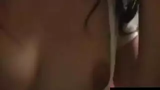 بنطلون أزرق ضيق يتمدد بواسطة قضيب شيطاني ضخم