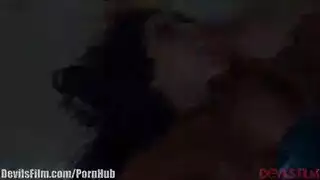 ثلاثية مثلية: الأم وابنتها في مشهد إكس إكس إكس حميمي