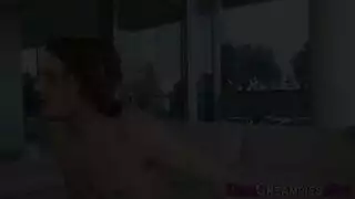 شابة في العمر القانوني تمتلئ فمها