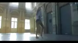 شقراء مثيرة تتعرض لجماع خشن في المطبخ من الحارس وقضيب الصديق
