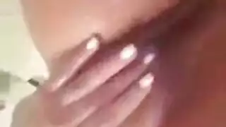شقراء تفرك فرجها بديلدو تحت الدش