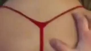 جنون بالأحمر القرمزي مشهد جنسي مكثف بالثونغ