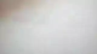 الفتاة تقبل صديقتها بعمق قبل أخذ قضيبين في فمها
