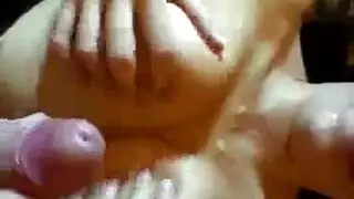 سائق حافلة أشيب يأخذ راكبًا أسود في جولة جنسية خشنة