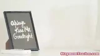 لطيفة كوغار شقراء اللعب مع دسار لها
