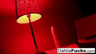 مشهد إباحي منفرد: داليا سكاي تداعب نفسها بملابس داخلية مثيرة