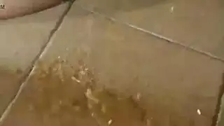 موظفون مفتولون يتبادلون السوائل بعد ساعات الدوام