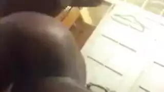 فتاة سمراء تستمتع بكسيها الضيق حتى النشوة
