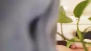 زوجة الأب الناضجة تمارس الجنس مع رجل متزوج لابنها بالتبني في مشهد إباحي