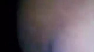 العاهرة المسنة تظهر شفري فرجها المجعد