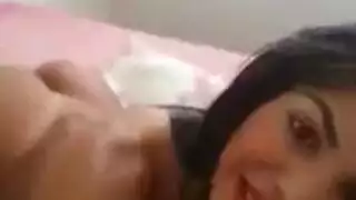 قضيب مراهق وخادمتان يتناوبون على أم مثيرة في فيلم إباحي صريح