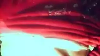 جميلة آسيوية تحصل على مهبلها المبلل مملوءاً بواسطة عامل التوصيل المثير