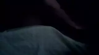 مفلسة ومثيرة، تركب قضيباً صلباً