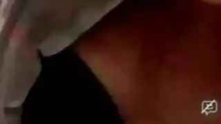 كتكوت جميلة مع الثدي بيرز هو يجلس في الكرسي، في حين أن صديقها بالإصبع كس لها