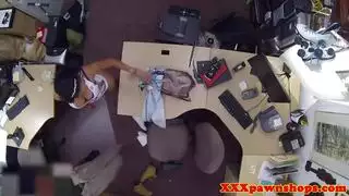 ممتلئه ترفع رجليها