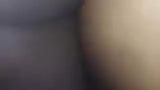 فتاة سمراء سمينة المؤخرة تمارس الجنس مع نفسها بالعضو الصناعي خلال جنس هاتفي