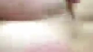 شقراء تمتلك بقوة بعدة قضبان سميكة