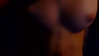 شقراء نحيفة يدمر فمها بقضيب عملاق