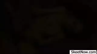 يشد امه من شعرها ويختصبها غضب