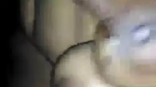 زوجة منزل حالمة تمارس الجنس الصريح في مشهد إباحي سري