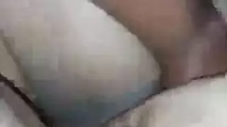 زوجة تمطط تقدم عرضًا إباحيًا بثدييها