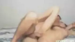 قضيب ممتلئ يضرب فتحة عابرة جنس الضيقة