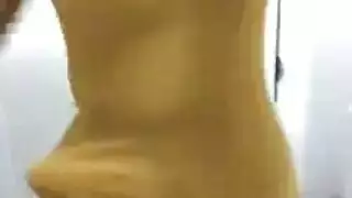 عاهرات بملابس جلدية يتم تدميرهن بواسطة ديوك سوداء ضخمة