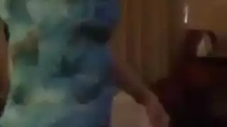 أداء مجرى خاص يتحول إلى مشهد إباحي صريح