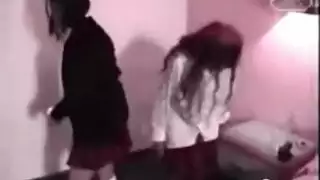 ولد و بنت بوس بعض و مص الكوس
