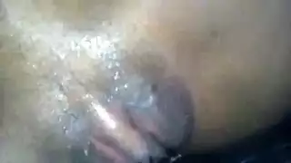 صديقة أنيقة قرنية يلعق رجلها